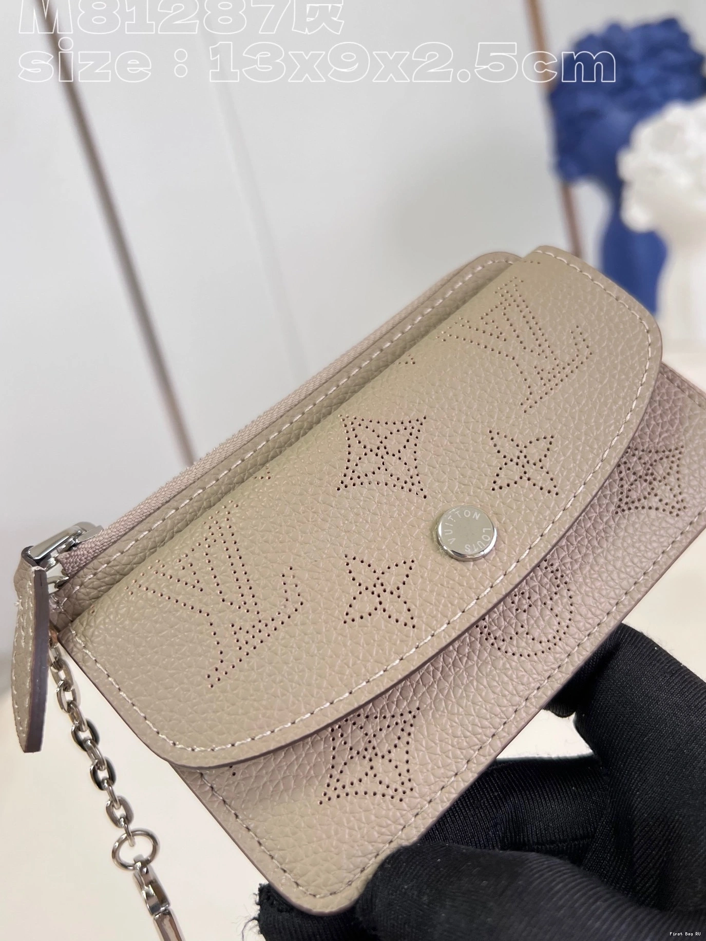 First bag CARD LOUIS RECTO VERSO VUITTON HOLDER 0727